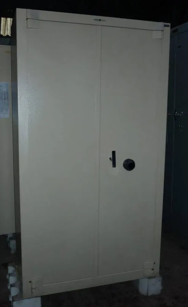 FICHET 2 portes, H 1m80 2